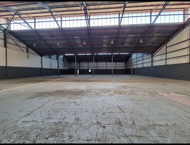 1,200M² WAREHOUSE TO LET IN TRIANGLE FARM